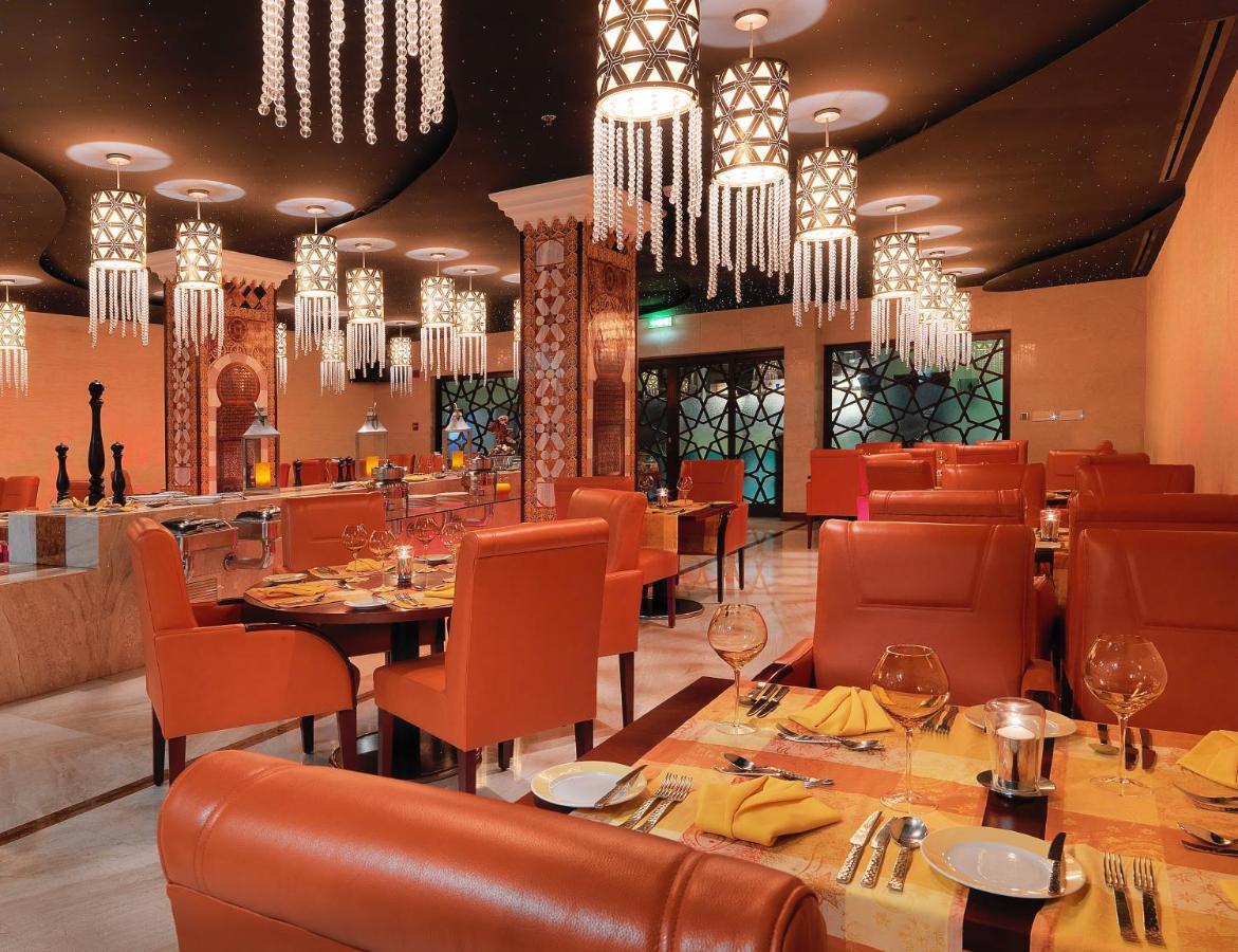 Crowne Plaza Jeddah By Ihg Hotell Eksteriør bilde The interior of a restaurant