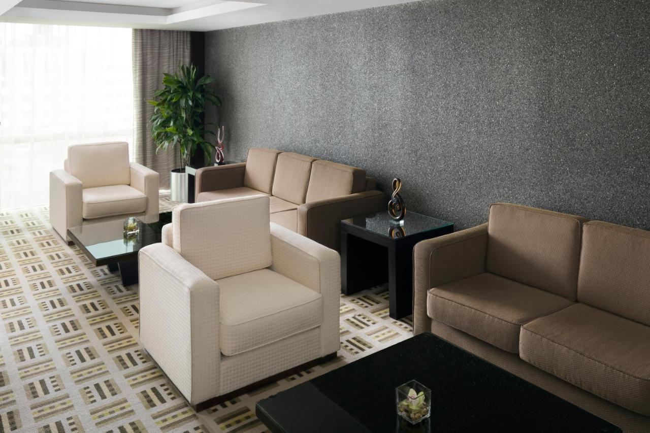 Crowne Plaza Jeddah By Ihg Hotell Eksteriør bilde A living room with a carpet