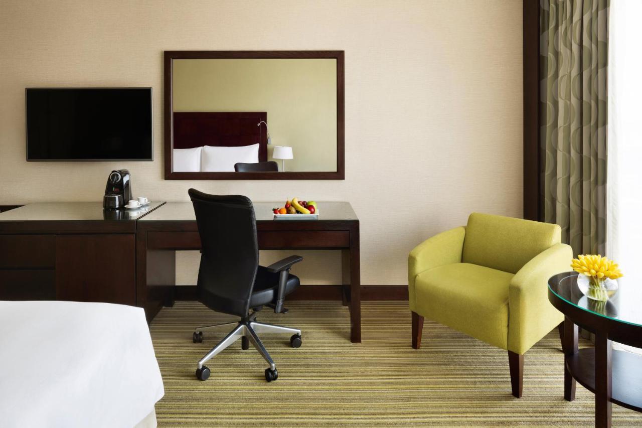 Crowne Plaza Jeddah By Ihg Hotell Eksteriør bilde A room at the hotel