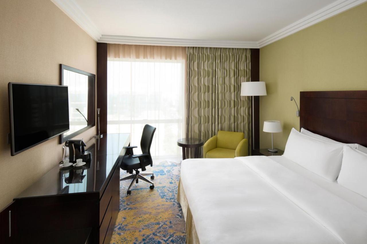 Crowne Plaza Jeddah By Ihg Hotell Eksteriør bilde A guest room at the Hilton Garden Inn