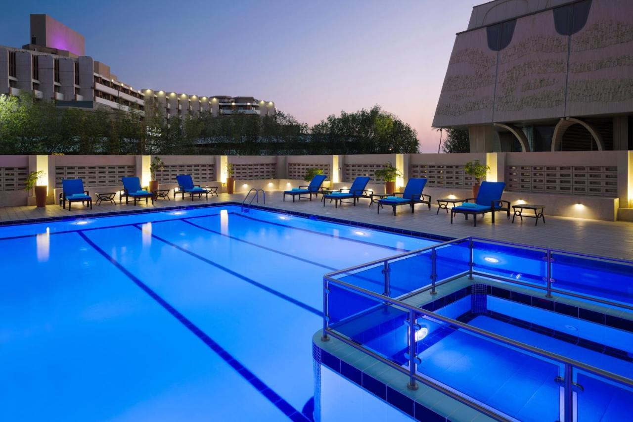 Crowne Plaza Jeddah By Ihg Hotell Eksteriør bilde The swimming pool at the hotel