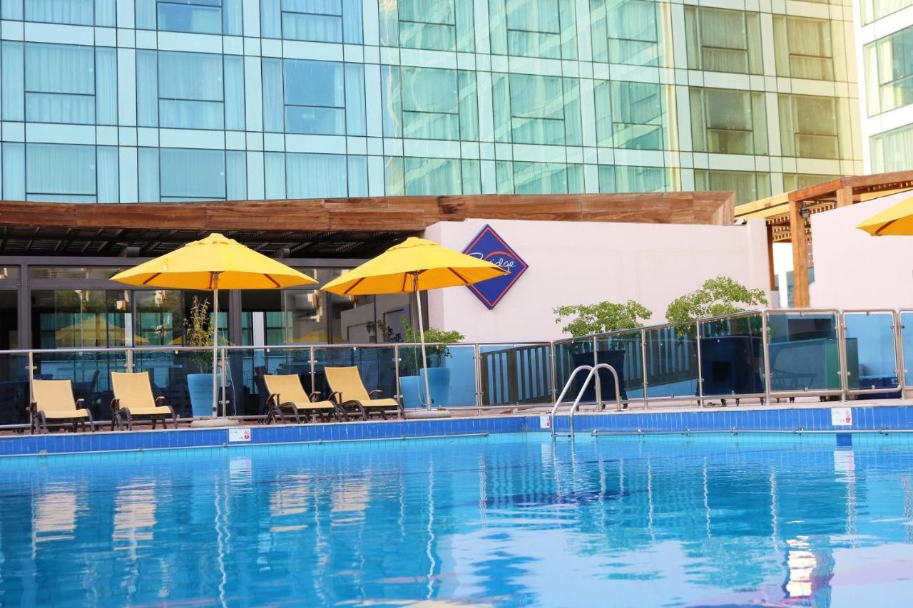 Crowne Plaza Jeddah By Ihg Hotell Eksteriør bilde The swimming pool at the hotel