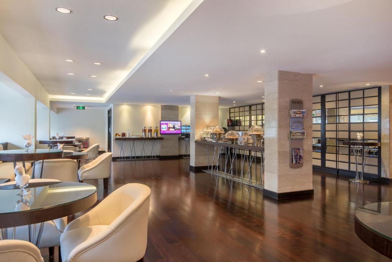 Crowne Plaza Jeddah By Ihg Hotell Eksteriør bilde The lounge at Paris-Orly Airport