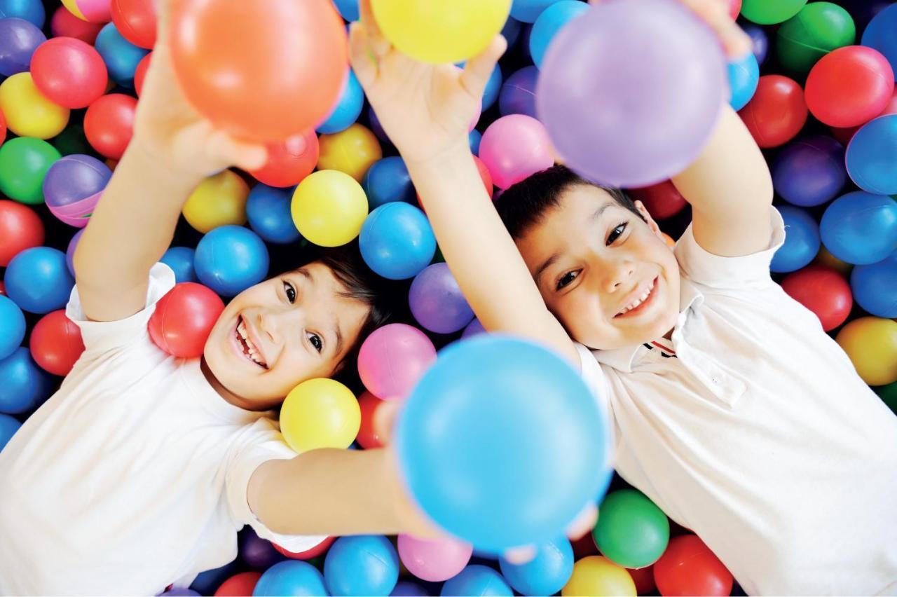 Crowne Plaza Jeddah By Ihg Hotell Eksteriør bilde Children playing in a ball pit