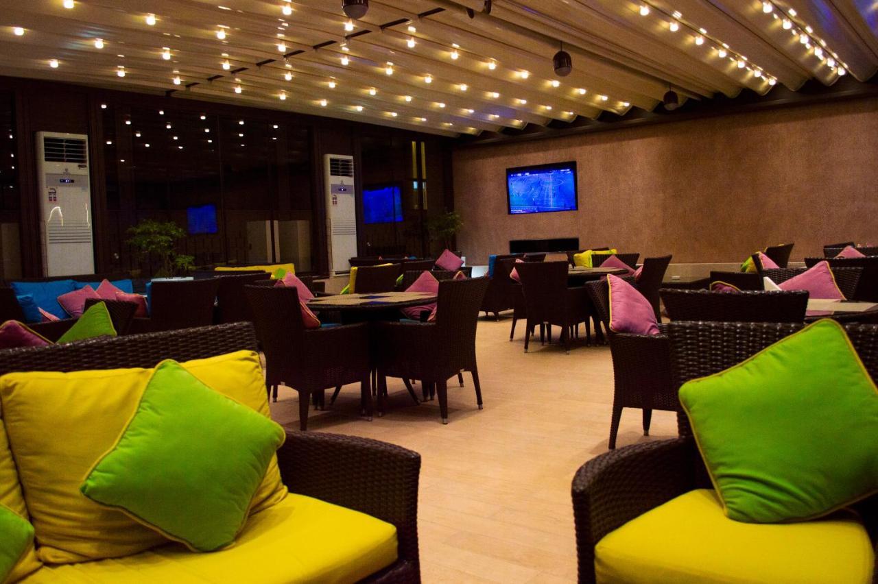 Crowne Plaza Jeddah By Ihg Hotell Eksteriør bilde The interior of the lounge
