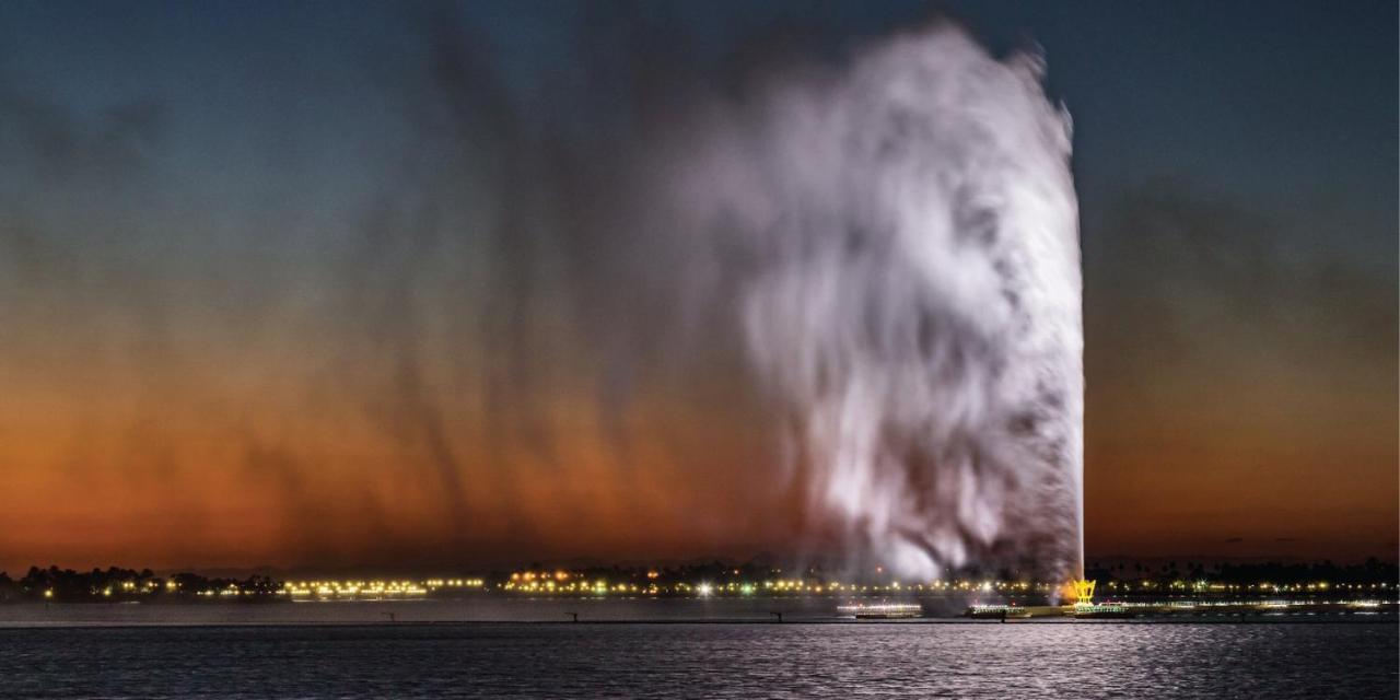 Crowne Plaza Jeddah By Ihg Hotell Eksteriør bilde The fountain at night