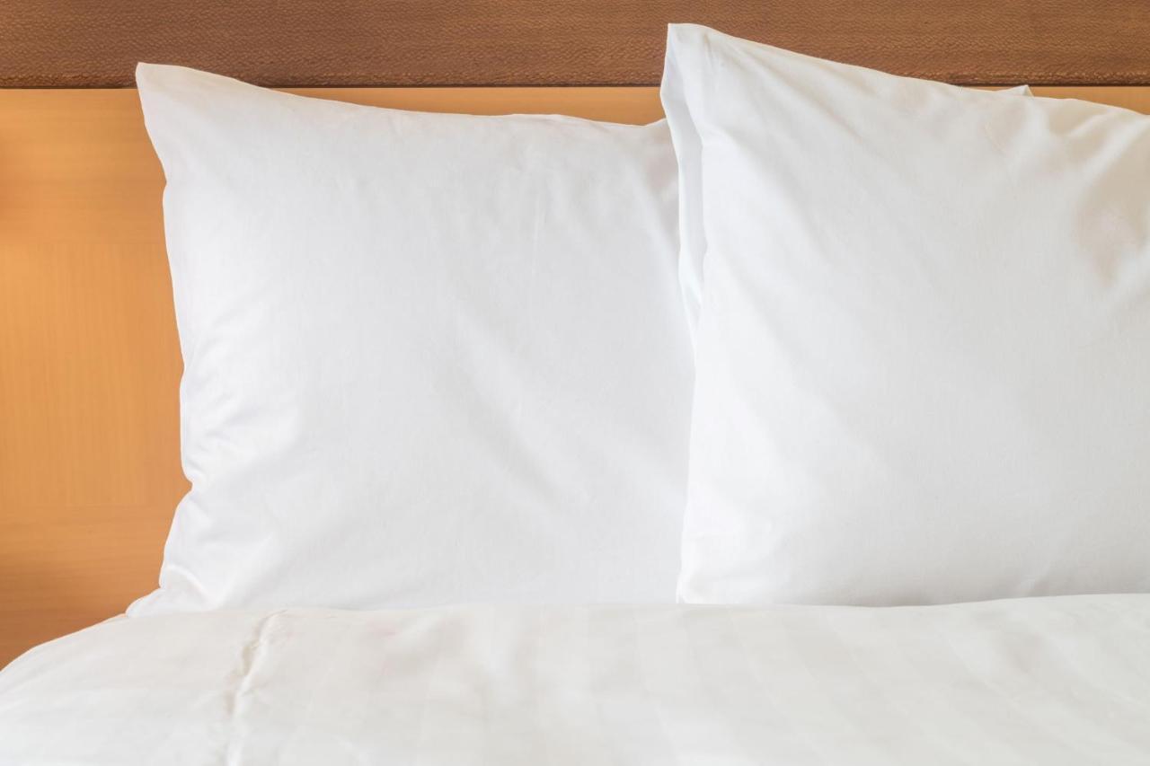 Crowne Plaza Jeddah By Ihg Hotell Eksteriør bilde Two pillows on a bed