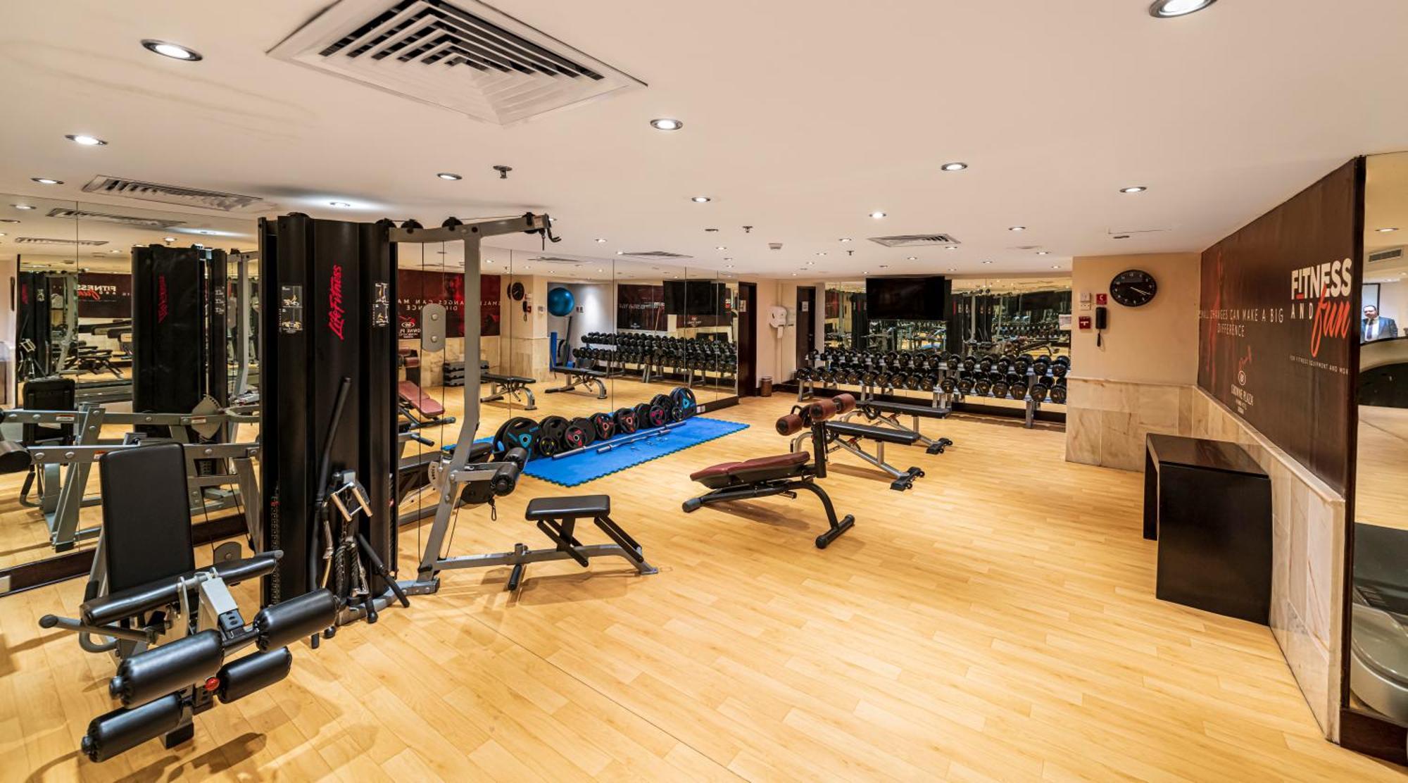 Crowne Plaza Jeddah By Ihg Hotell Eksteriør bilde The gym at the hotel