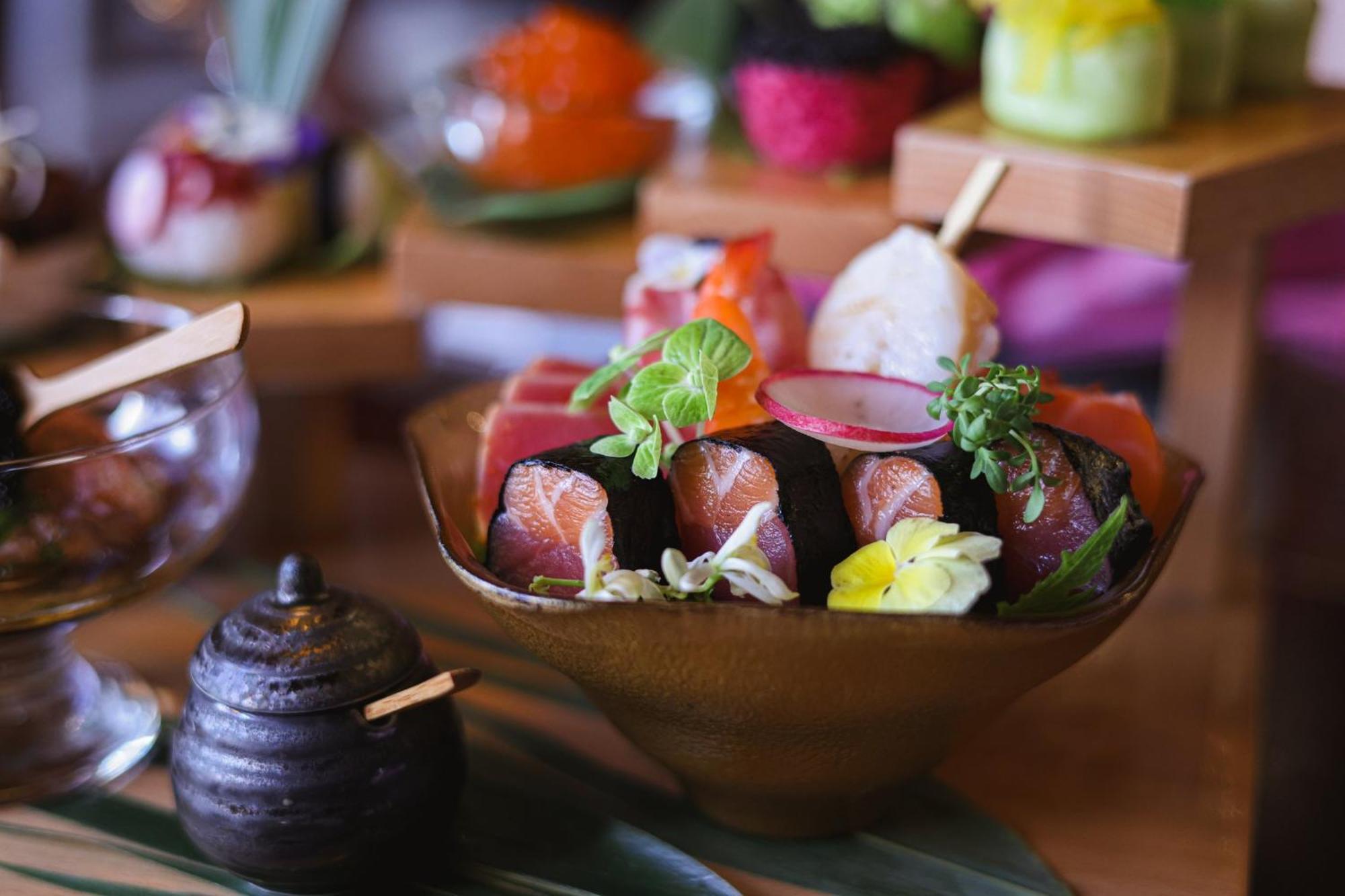 Crowne Plaza Jeddah By Ihg Hotell Eksteriør bilde Salmon sashimi