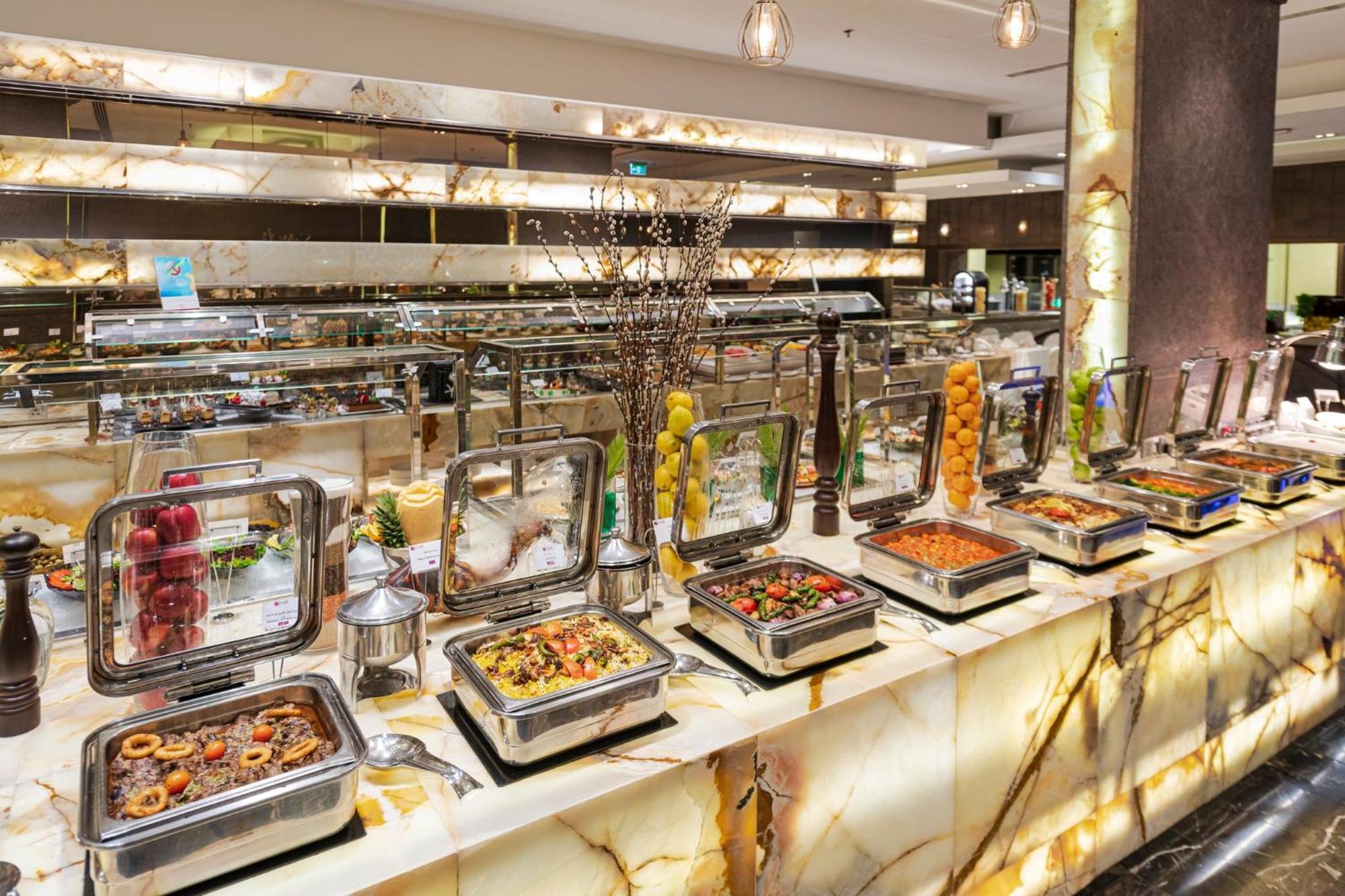 Crowne Plaza Jeddah By Ihg Hotell Eksteriør bilde A buffet at a hotel