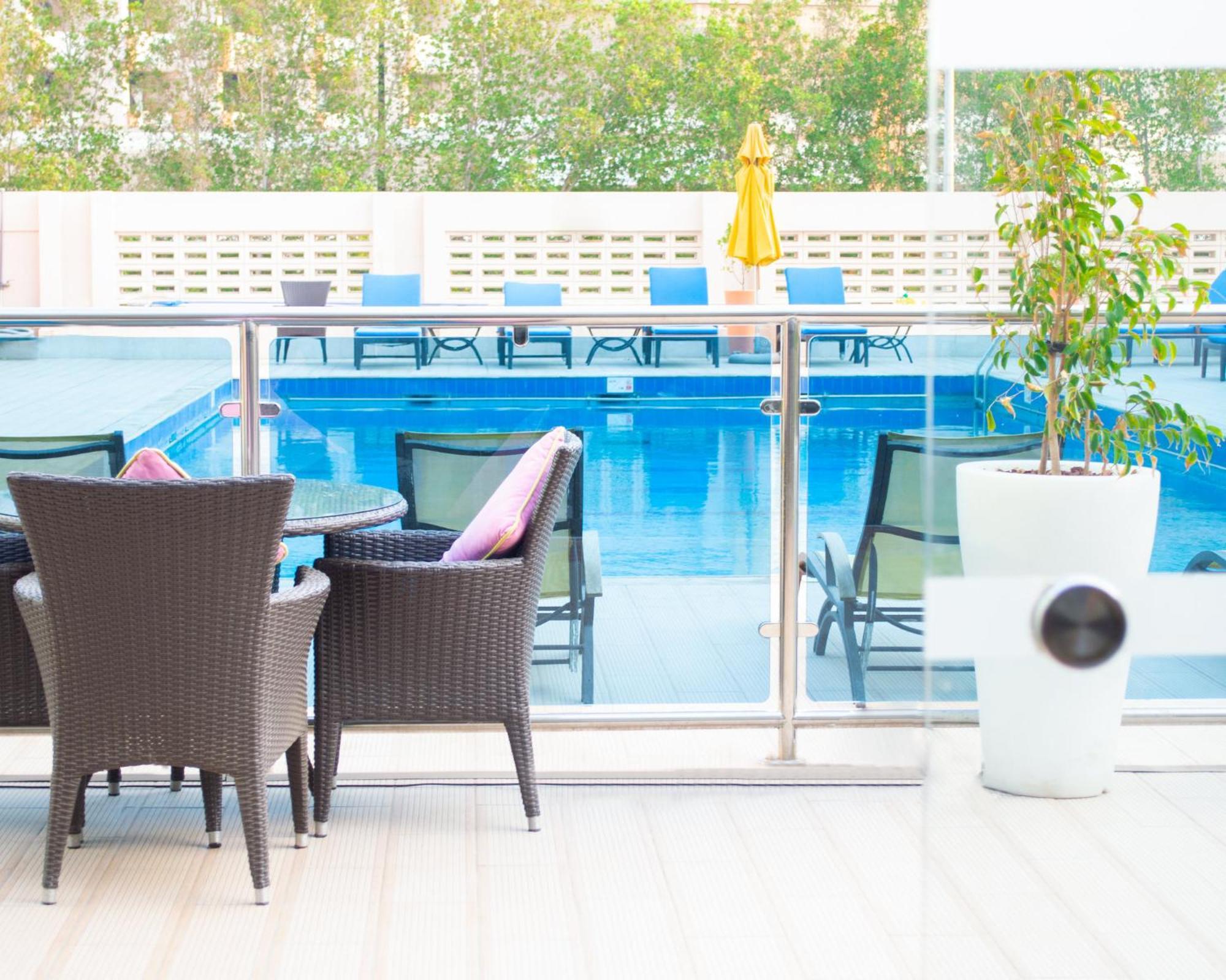 Crowne Plaza Jeddah By Ihg Hotell Eksteriør bilde The pool at the hotel