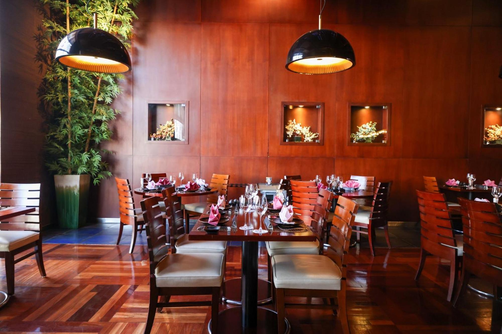 Crowne Plaza Jeddah By Ihg Hotell Eksteriør bilde Interior of a restaurant in the United States